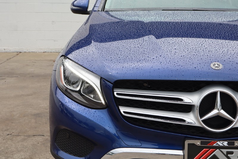 Mercedes-Benz GLC Vehicle Full-screen Gallery Image 03