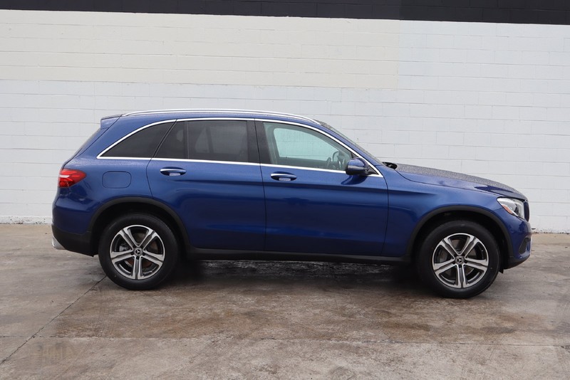 Mercedes-Benz GLC Vehicle Full-screen Gallery Image 04