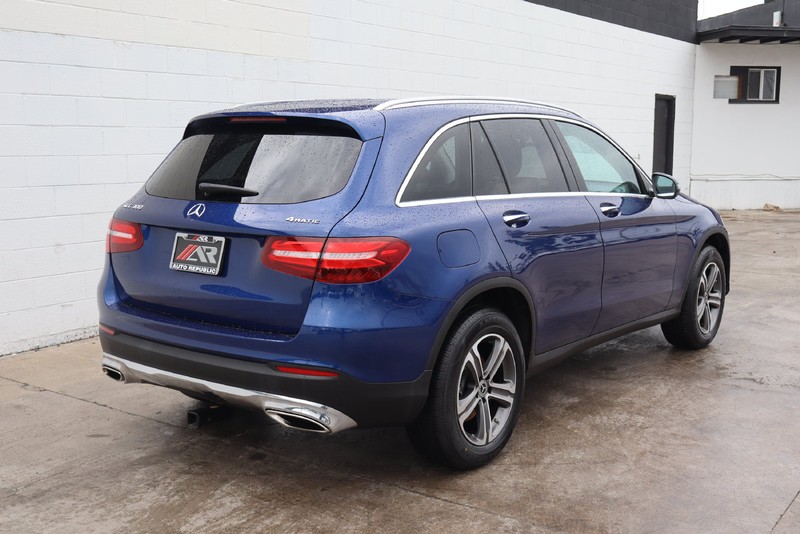 Mercedes-Benz GLC Vehicle Full-screen Gallery Image 05