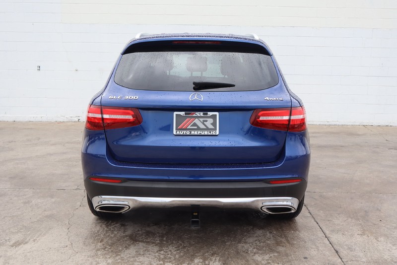 Mercedes-Benz GLC Vehicle Full-screen Gallery Image 06