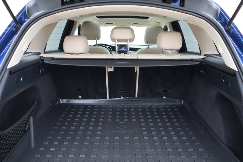 Mercedes-Benz GLC Vehicle Full-screen Gallery Image 08