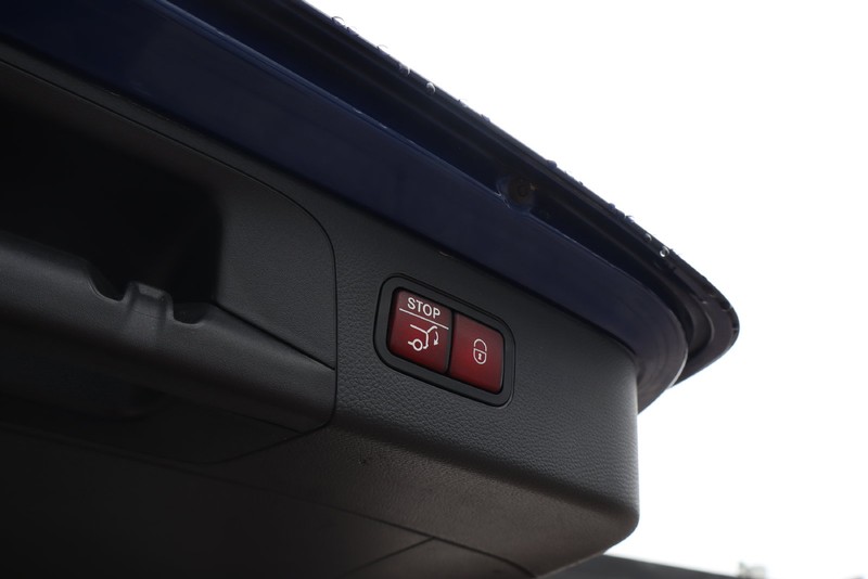 Mercedes-Benz GLC Vehicle Full-screen Gallery Image 09