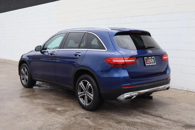 Mercedes-Benz GLC Vehicle Full-screen Gallery Image 10