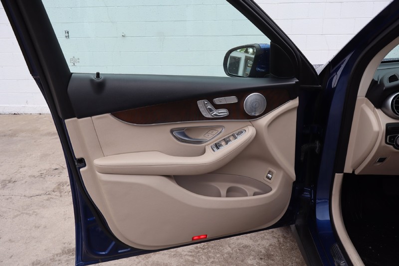 Mercedes-Benz GLC Vehicle Full-screen Gallery Image 15