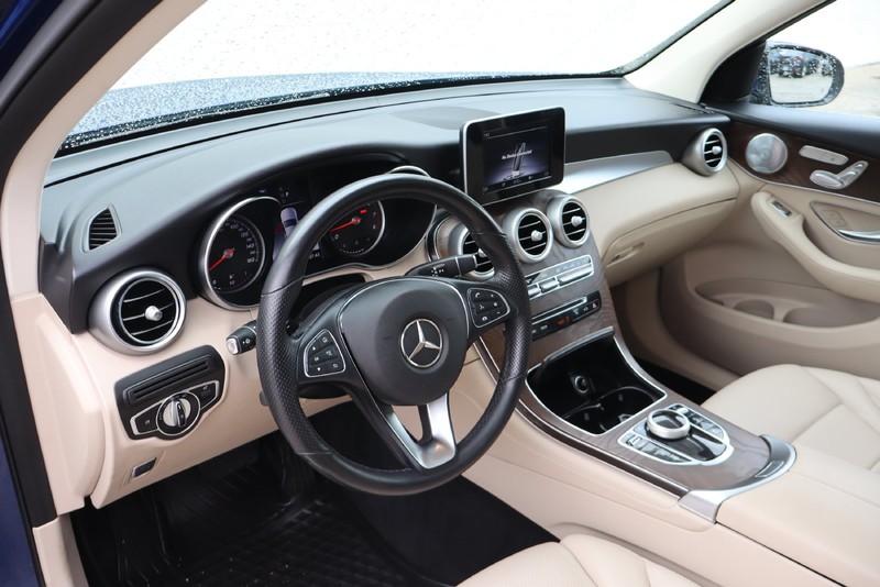 Mercedes-Benz GLC Vehicle Full-screen Gallery Image 16