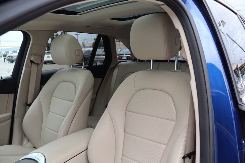 Mercedes-Benz GLC Vehicle Full-screen Gallery Image 17
