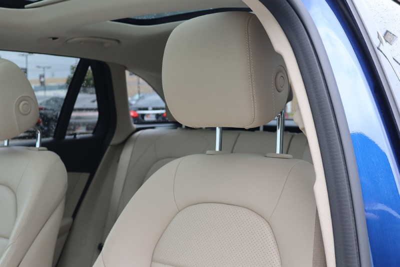Mercedes-Benz GLC Vehicle Full-screen Gallery Image 18