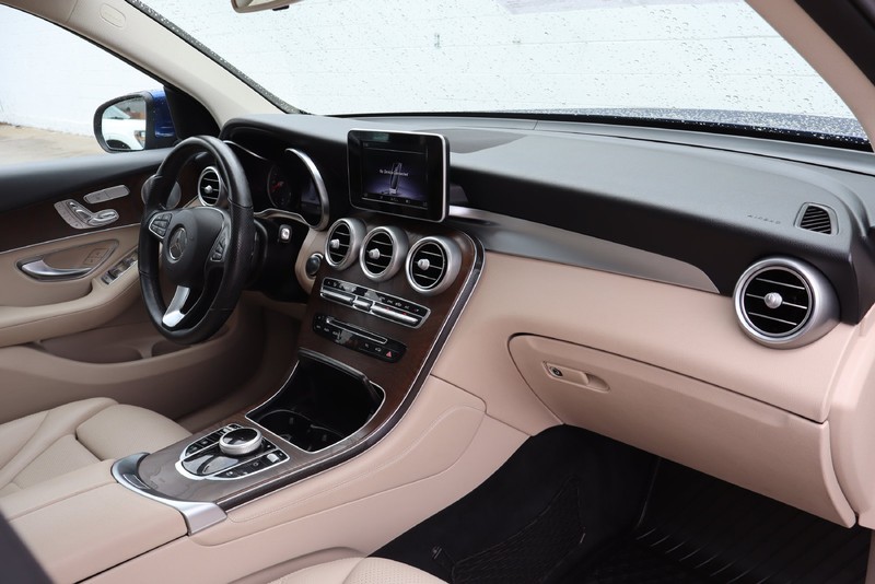Mercedes-Benz GLC Vehicle Full-screen Gallery Image 19
