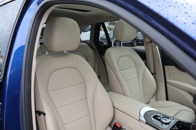 Mercedes-Benz GLC Vehicle Full-screen Gallery Image 20