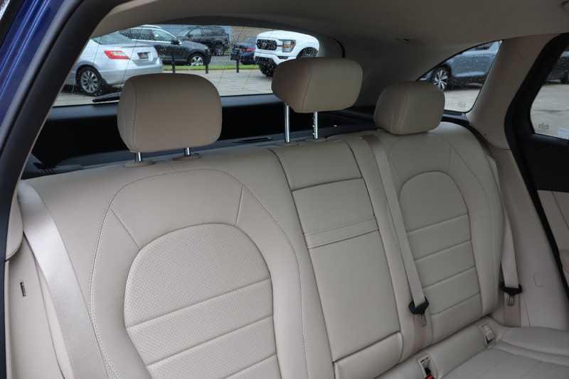 Mercedes-Benz GLC Vehicle Full-screen Gallery Image 21