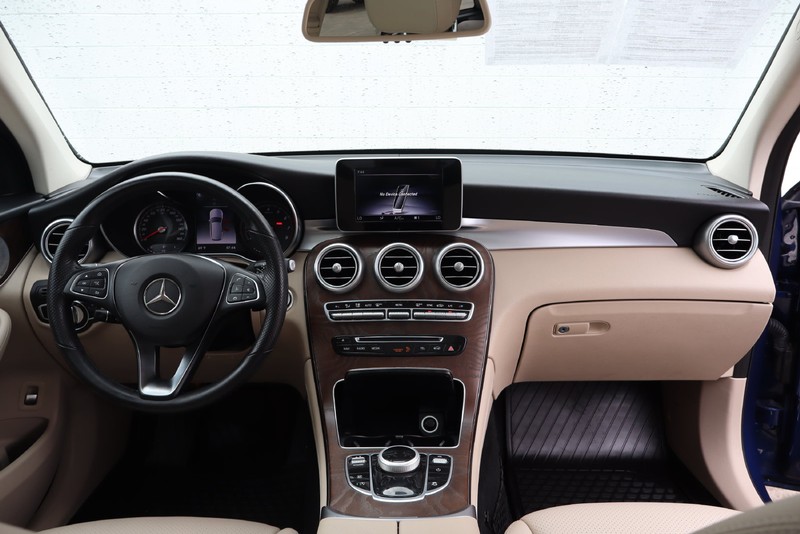 Mercedes-Benz GLC Vehicle Full-screen Gallery Image 22