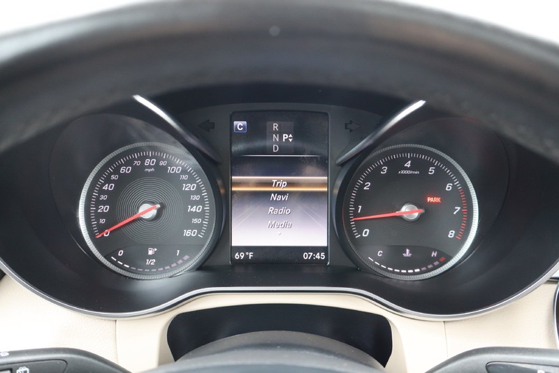 Mercedes-Benz GLC Vehicle Full-screen Gallery Image 23