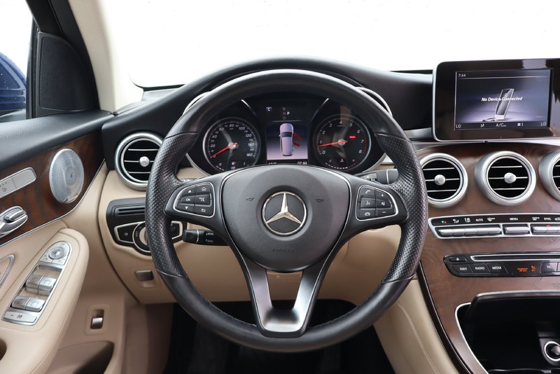 Mercedes-Benz GLC Vehicle Full-screen Gallery Image 24