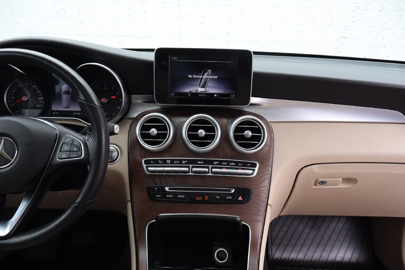 Mercedes-Benz GLC Vehicle Full-screen Gallery Image 25