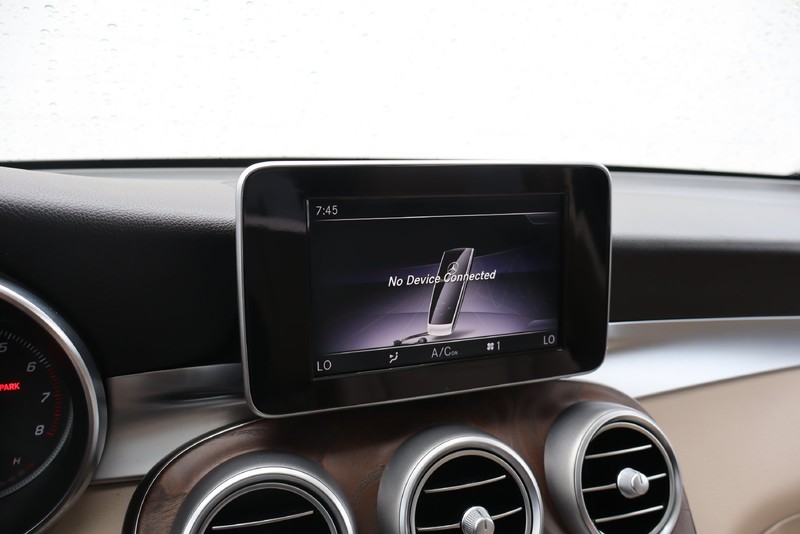 Mercedes-Benz GLC Vehicle Full-screen Gallery Image 26
