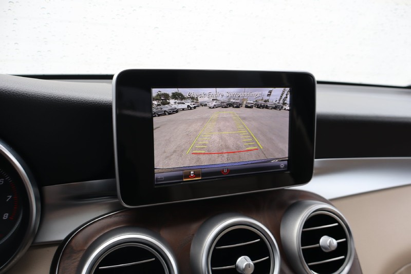Mercedes-Benz GLC Vehicle Full-screen Gallery Image 27