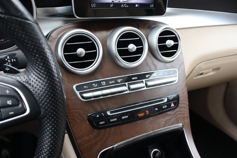 Mercedes-Benz GLC Vehicle Full-screen Gallery Image 28