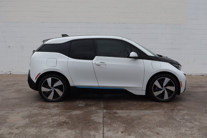 BMW i3 Vehicle Full-screen Gallery Image 04