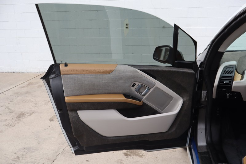 BMW i3 Vehicle Full-screen Gallery Image 14