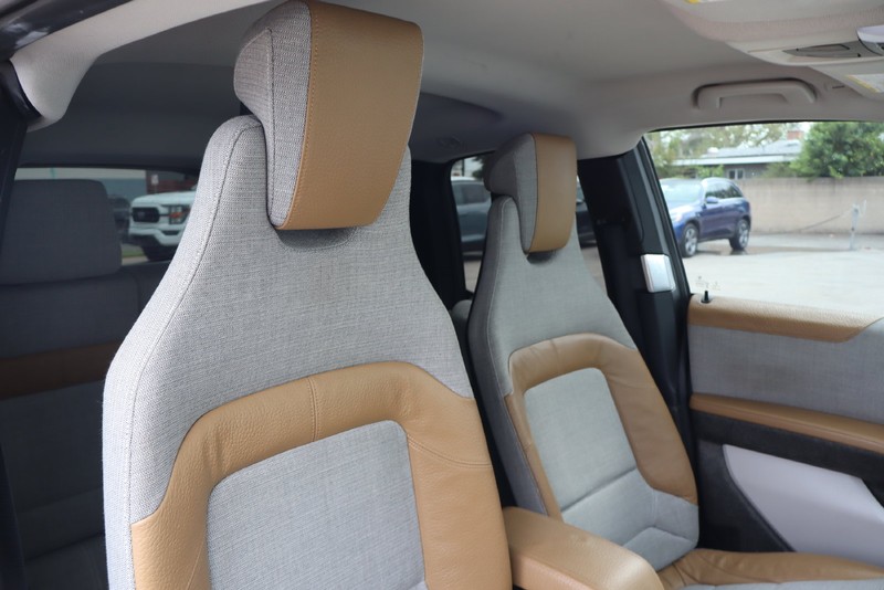 BMW i3 Vehicle Full-screen Gallery Image 18