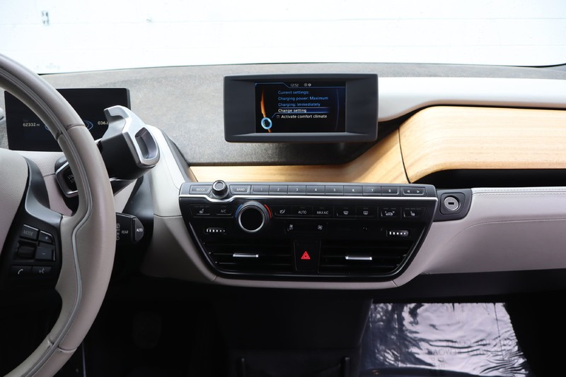 BMW i3 Vehicle Full-screen Gallery Image 20