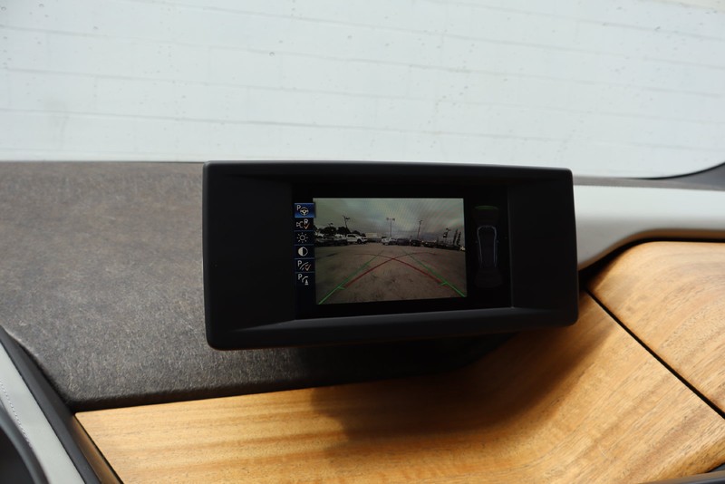 BMW i3 Vehicle Full-screen Gallery Image 24