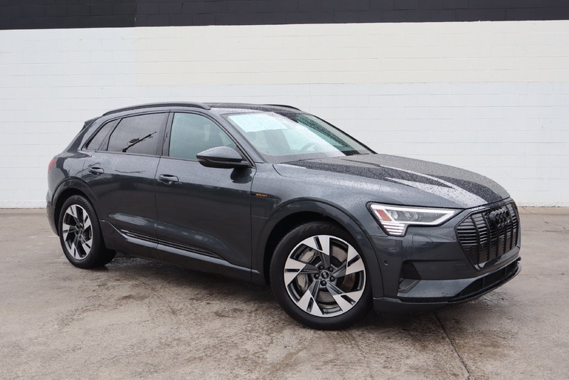 Audi e-tron Vehicle Full-screen Gallery Image 01