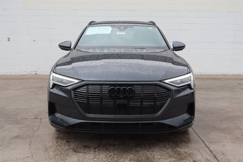Audi e-tron Vehicle Full-screen Gallery Image 02