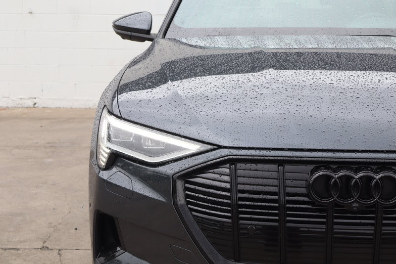 Audi e-tron Vehicle Full-screen Gallery Image 03