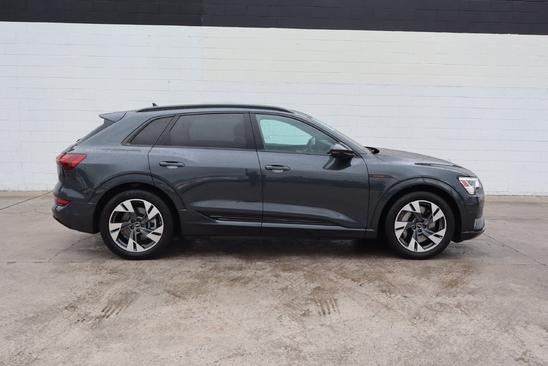 Audi e-tron Vehicle Full-screen Gallery Image 04