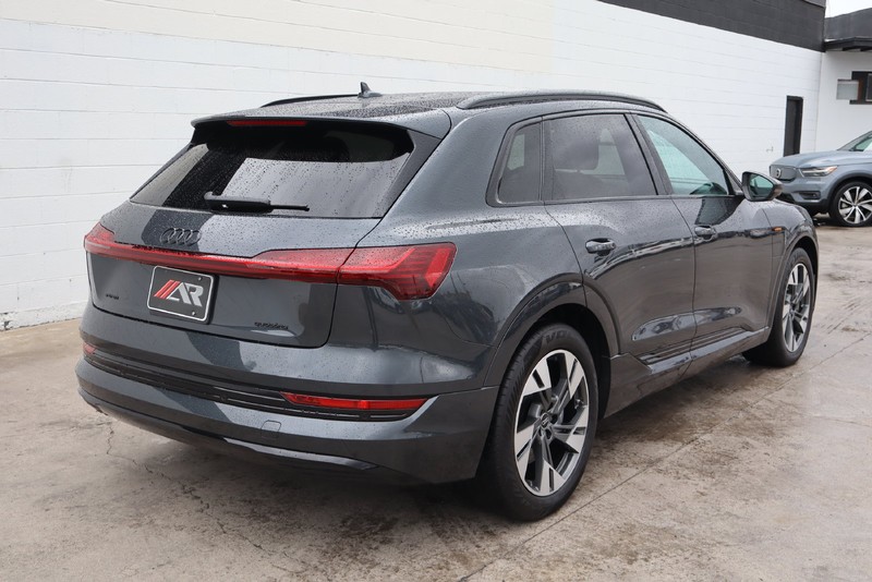 Audi e-tron Vehicle Full-screen Gallery Image 05