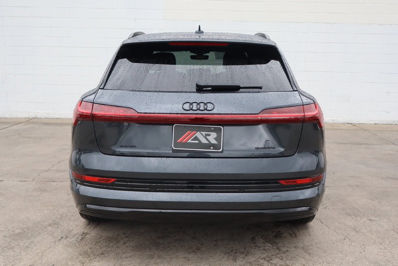 Audi e-tron Vehicle Full-screen Gallery Image 06