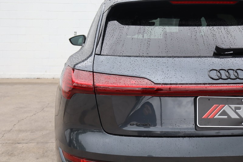 Audi e-tron Vehicle Full-screen Gallery Image 07