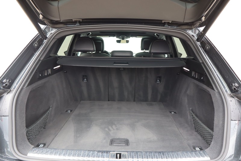 Audi e-tron Vehicle Full-screen Gallery Image 08