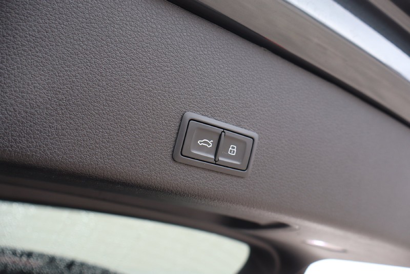 Audi e-tron Vehicle Full-screen Gallery Image 09