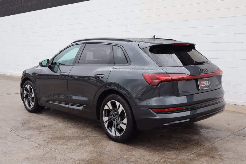 Audi e-tron Vehicle Full-screen Gallery Image 10