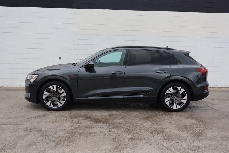 Audi e-tron Vehicle Full-screen Gallery Image 11