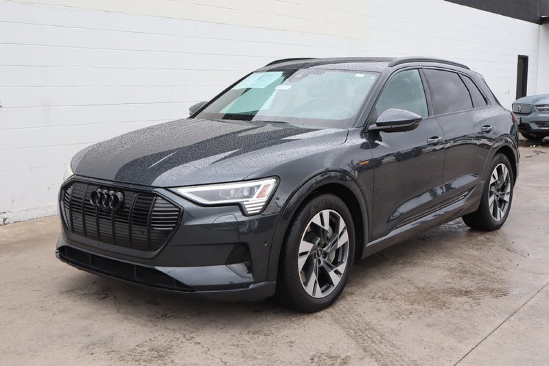 Audi e-tron Vehicle Full-screen Gallery Image 12