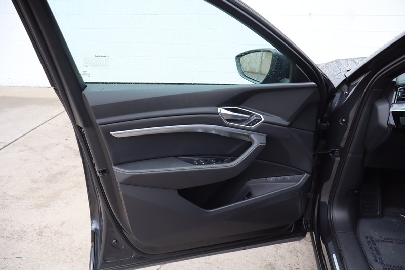 Audi e-tron Vehicle Full-screen Gallery Image 15