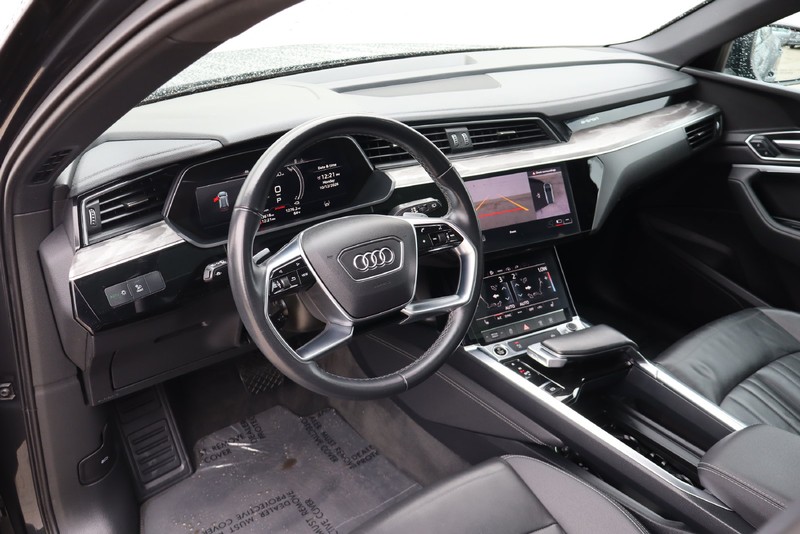Audi e-tron Vehicle Full-screen Gallery Image 16