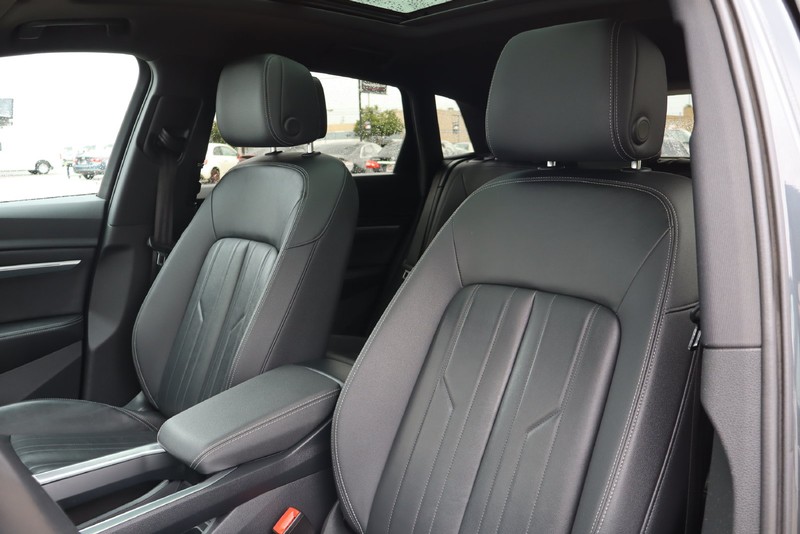 Audi e-tron Vehicle Full-screen Gallery Image 17