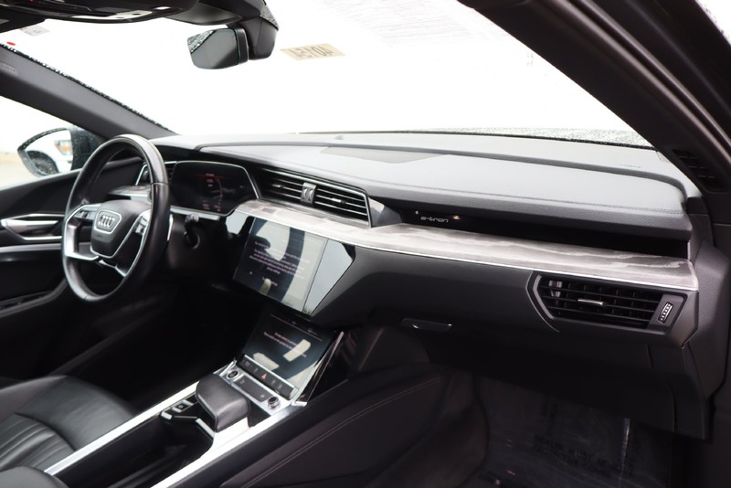 Audi e-tron Vehicle Full-screen Gallery Image 19
