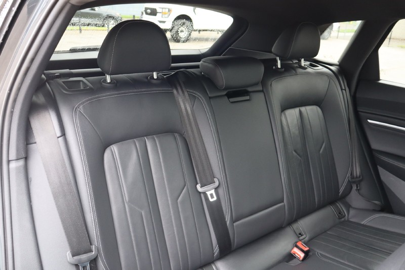 Audi e-tron Vehicle Full-screen Gallery Image 21