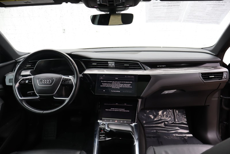 Audi e-tron Vehicle Full-screen Gallery Image 22