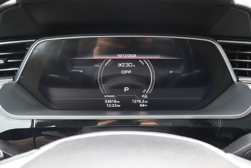 Audi e-tron Vehicle Full-screen Gallery Image 23
