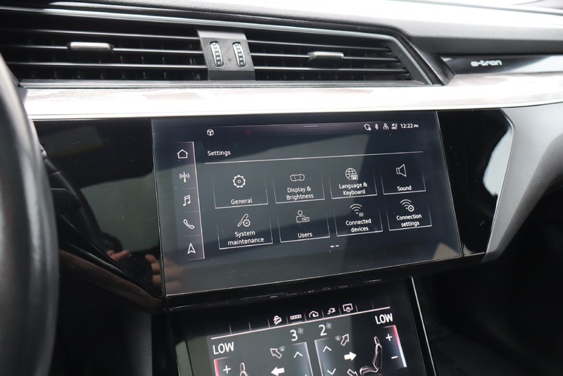 Audi e-tron Vehicle Full-screen Gallery Image 26