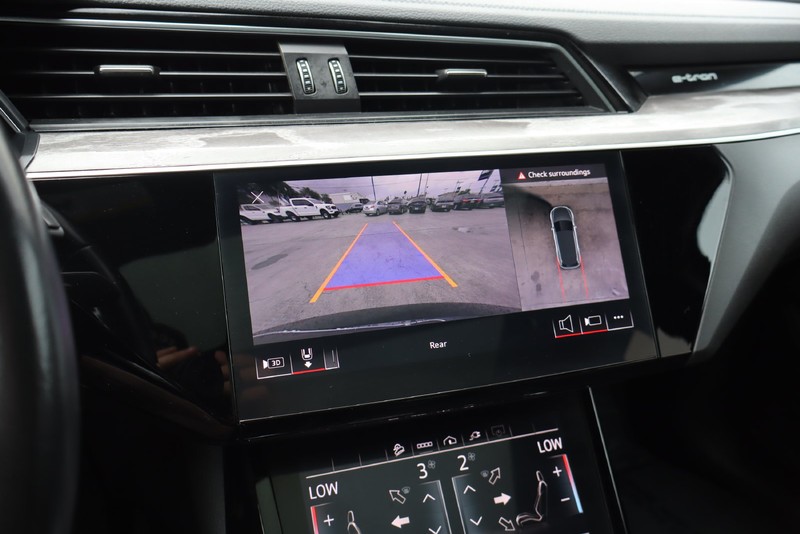 Audi e-tron Vehicle Full-screen Gallery Image 27