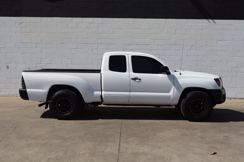 Toyota Tacoma Vehicle Full-screen Gallery Image 01
