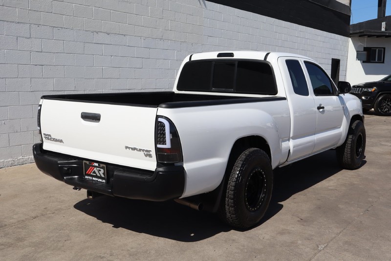 Toyota Tacoma Vehicle Full-screen Gallery Image 05