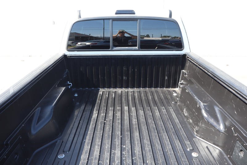 Toyota Tacoma Vehicle Full-screen Gallery Image 08